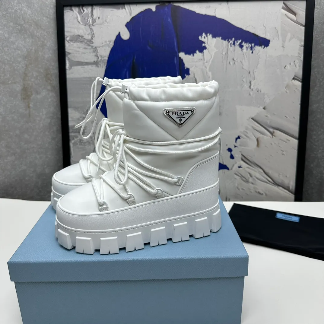 👟👟Ex-factory price 660👟👟 The highest version on the market, Prada's king style, snow boots, ski boots, chubby, so cute and cute →_→ From the Prada limited series, unique. Shiny nylon Oblique upper with criss-cross straps for an ideal fit. The boots are made of technical fabric and have a short-cut version. They can be worn in the city or in the mountains. They make the calves slimmer, taller, warmer and have a concave shape. The boots and soles use the original waterproof effect. The size is 35-40. 41Customized